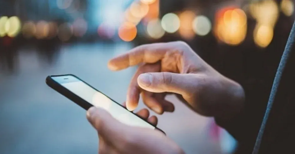 Here are four ways to protect your eyes every time you use a smartphone